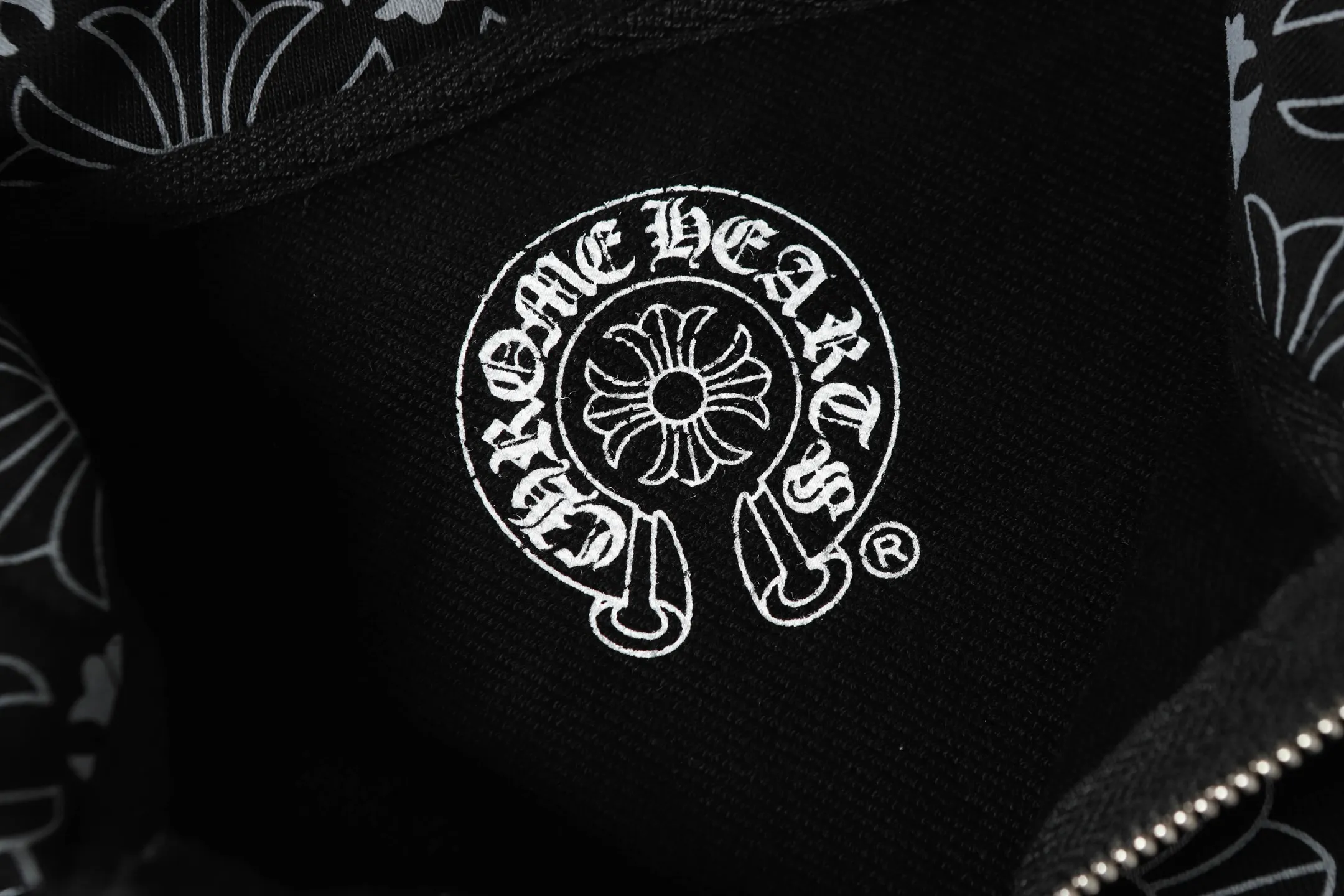 P300 cross-border model, please do not place an order if you are pursuing quality - Chrome Hearts/Chrome Hearts Sanskrit Dark Pattern Horseshoe Sanskrit Cross ✝️ Printed Zipper Sweater Cardigan Jacket - High weight, high density and high quality. The wool is soft, delicate and skin-friendly. It feels soft and silky. It has excellent warmth and skin-friendly properties. - Custom-woven and custom-dyed, no color difference. No matter the fabric or workmanship details, it beats the ordinary version on the market. - Hardware zipper accessories are all customized and full of details. -Colour: Black White Blue -Size: S M L XL